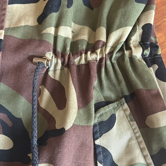 New forever 21 women’s camo jacket. Size medium - Picture 3 of 4